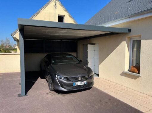 Installation d’Carport en aluminium avec brise-vue signé Brustor au Chesnay