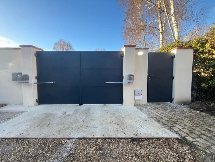 Réalisation à Forges-les-Bains : Installation d’un portail et portillon KLAVEL de chez Cadiou Réalisation à Forges-les-Bains : Installation d’un portail et portillon KLAVEL de chez Cadiou